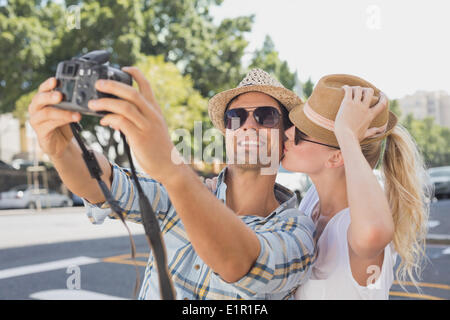 Junge Hip-Hop paar unter einem selfie Stockfoto