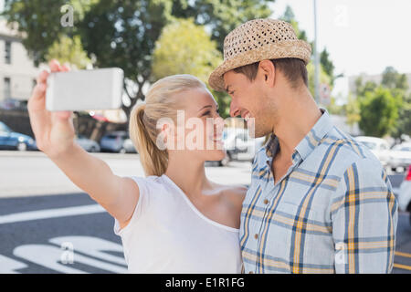 Junge Hip-Hop paar unter einem selfie Stockfoto