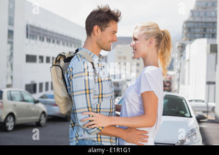 Hüft-junges Paar Lächeln einander an Stockfoto