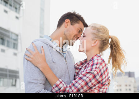 Hippe junge Paar, umarmen, küssen Stockfoto