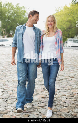 Hippe junge Paar Hand in Hand gehen Stockfoto