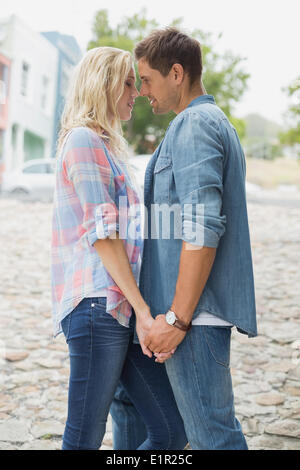 Hippe junge Paar küssen Stockfoto