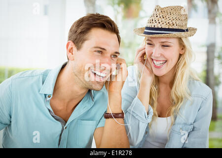 Hippe junge Paar zusammen Musik hören Stockfoto