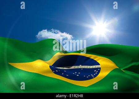 Nationalflagge Brasilien unter sonnigem Himmel Stockfoto