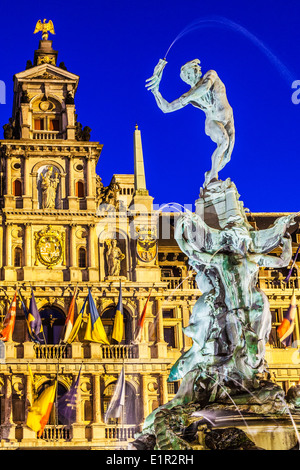 Die Brabo-Brunnen und Rathaus (Stadhuis) in dem Grote Markt, Hauptplatz in Antwerpen, Belgien. Stockfoto