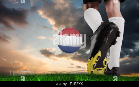Zusammengesetztes Bild der Fußballschuh treten niederländischen ball Stockfoto