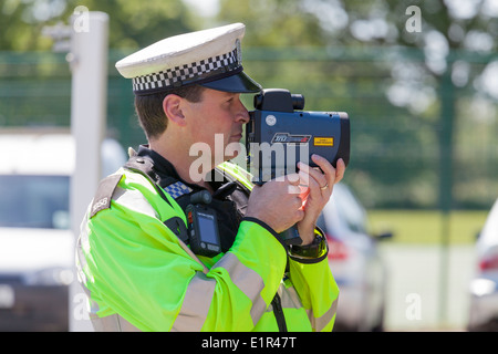 Polizist mit Hand hielt Geschwindigkeit Pistole. Stockfoto