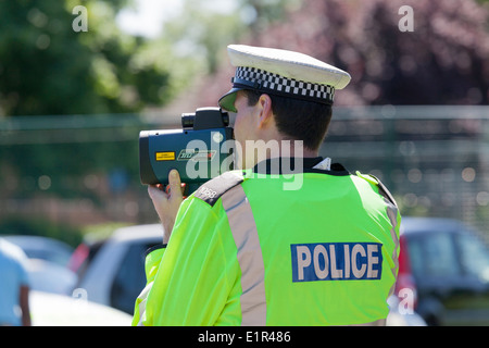 Polizist mit Hand hielt Geschwindigkeit Pistole. Stockfoto