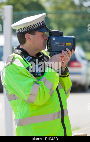 Polizist mit Hand hielt Geschwindigkeit Pistole. Stockfoto