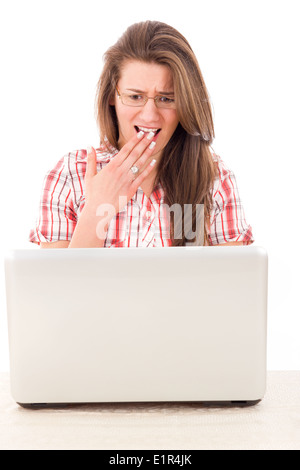 ziemlich geschockt lässige Frau in Hemd mit laptop Stockfoto
