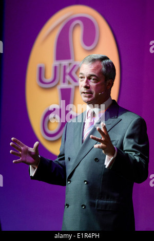 Eastbourne, Großbritannien, 06.07.2014: UKIP-Süd-Ost-Konferenz. Parteichef Nigel Farage befasst sich mit der 3. UKIP South East Jahreskonferenz im Wintergarten. Bild von Julie Edwards Stockfoto
