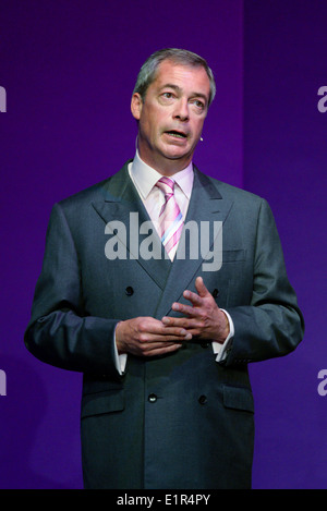 Eastbourne, Großbritannien, 06.07.2014: UKIP-Süd-Ost-Konferenz. Parteichef Nigel Farage befasst sich mit der 3. UKIP South East Jahreskonferenz im Wintergarten. Bild von Julie Edwards Stockfoto