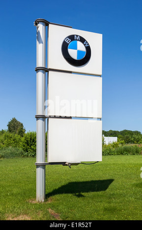 BMW Autohaus Zeichen gegen blauen Himmel Stockfoto