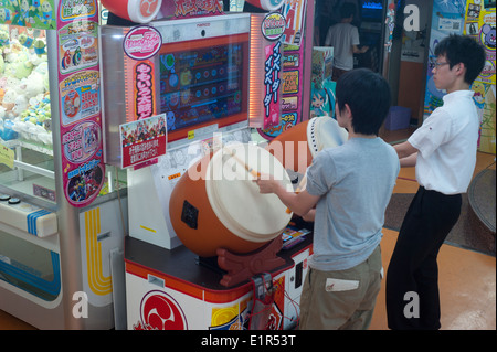 Tokyo Japan 2014 - Jugendliche spielen bei Pachinko gamr Stockfoto