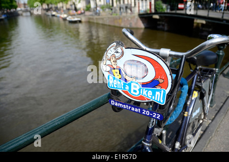 Fahrräder auf einem Kanal im Zentrum von Amsterdam Holland Stockfoto