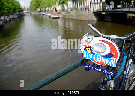 Fahrräder auf einem Kanal im Zentrum von Amsterdam Holland Stockfoto