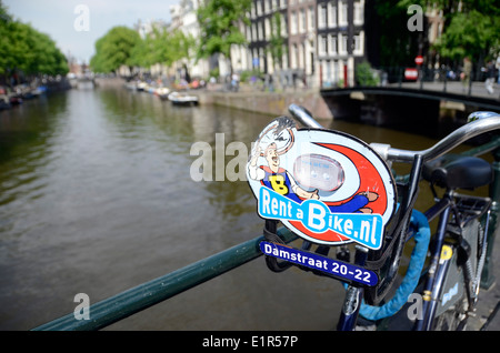 Leihfahrrad auf eine Kanalbrücke in zentralen Amsterdam Holland Stockfoto