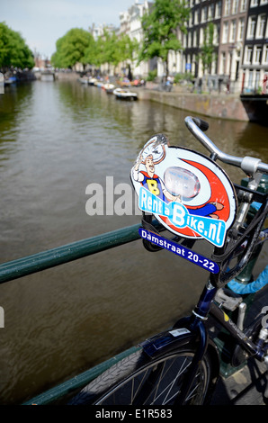 Leihfahrrad auf eine Kanalbrücke in zentralen Amsterdam Holland Stockfoto