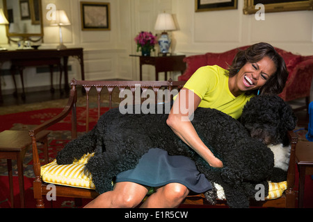 US-First Lady Michelle Obama lacht als sie umarmt Familie Haustiere Sunny und Bo, richtige, während ein Video taping in der Map Room des weißen Hauses 14. April 2014 in Washington, DC. Stockfoto