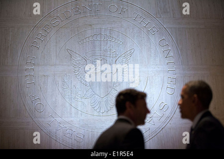 UNS Präsident Barack Obama Touren Ausstellung "Eckpfeiler der bürgerlichen Rechte" auf der Lyndon Baines Johnson Presidential Library mit Mark Updegrove Direktor der Bibliothek 10. April 2014 in Austin, Texas. Stockfoto