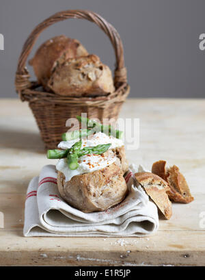 Weich gekochtes Ei und Spargel Brötchen Stockfoto