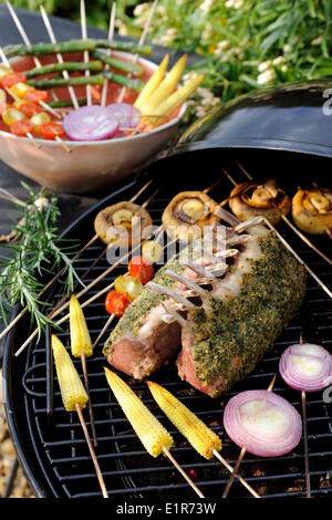 Gebratene Lende vom Lamm mit Koriander und gegrilltem Gemüse Spieße Stockfoto