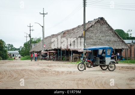 Mototaxi Nahverkehr auf Straße in der peruanischen Amazonas-Stadt Stockfoto