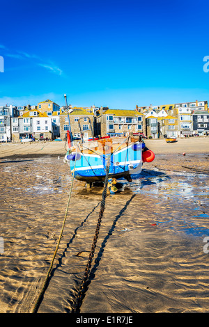 Angelboot/Fischerboot am Strand von St Ives in Cornwall Stockfoto