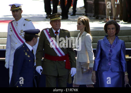 8. Juni 2014 - Madrid, Spanien - Spaniens Kronprinz Felipe, links, Mitte, Spaniens Königin Sofia, rechts, und Spaniens Kronprinzessin Letizia, zweite rechts, Spaniens König Juan Carlos bereiten Soldaten während einer Militärparade am Tag der Streitkräfte in Madrid, Spanien, Sonntag, 8. Juni 2014 anzusehen. König Juan Carlos plant, abzudanken und ebnen den Weg für seinen Sohn, Kronprinz Felipe, das Land der nächste König werden. Der 76 Jahre alte Juan Carlos überwachte seines Landes Übergang von der Diktatur zur Demokratie aber hat gesundheitliche Probleme in den letzten Jahren wiederholt hatte. © ZUMA Press, Inc./Alamy Live News Stockfoto