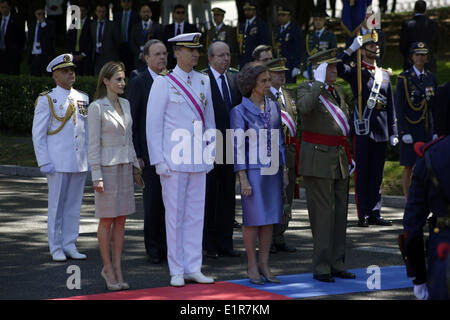 8. Juni 2014 - Madrid, Spanien - von links nach rechts Spanien Kronprinzessin Letizia, Spaniens Kronprinz Felipe, Spaniens König Juan Carlos und Königin Sofia Spanien zu einer Militärparade am Tag der Streitkräfte in Madrid, Spanien, Sonntag, 8. Juni 2014 teilnehmen. König Juan Carlos plant, abzudanken und ebnen den Weg für seinen Sohn, Kronprinz Felipe, das Land der nächste König werden. Der 76 Jahre alte Juan Carlos überwachte seines Landes Übergang von der Diktatur zur Demokratie aber hat gesundheitliche Probleme in den letzten Jahren wiederholt hatte. © ZUMA Press, Inc./Alamy Live News Stockfoto