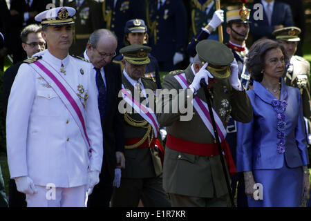 8. Juni 2014 - Madrid, Spanien - Spaniens König Juan Carlos, Mitte, Gesten neben Span Königin Sofia, rechts, und Spaniens Kronprinz Felipe, während einer Militärparade am Tag der Streitkräfte in Madrid, Spanien, Sonntag, 8. Juni 2014 verließ. König Juan Carlos plant, abzudanken und ebnen den Weg für seinen Sohn, Kronprinz Felipe, das Land der nächste König werden. Der 76 Jahre alte Juan Carlos überwachte seines Landes Übergang von der Diktatur zur Demokratie aber hat gesundheitliche Probleme in den letzten Jahren wiederholt hatte. © ZUMA Press, Inc./Alamy Live News Stockfoto