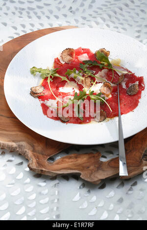 Rindercarpaccio mit Parmesan und Trüffel Stockfoto