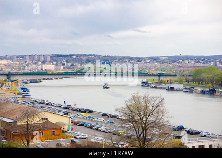 Panorama der Stadt Landschaft an einem bewölkten Tag mit Fluss und Brücke Brankov die meisten Belgrad anzeigen Stockfoto