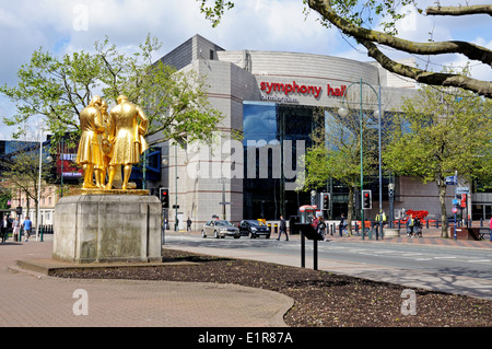 Statue von Matthew Boulton, James Watt und William Murdoch durch William Bloye mit der Symphony Hall nach hinten, Birmingham. Stockfoto