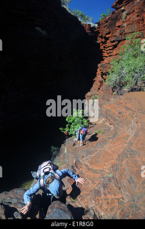 Abstieg in Joffre Gorge, Karijini-Nationalpark, Hamersley Range, Pilbara, Western Australia. Kein Herr Stockfoto