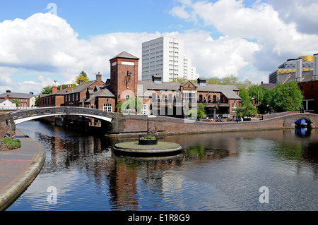 Wegweiser auf einer Insel entlang des Kanals mit der Malt House Pub bis zur hinteren, alte drehen Kreuzung, Birmingham, UK. Stockfoto