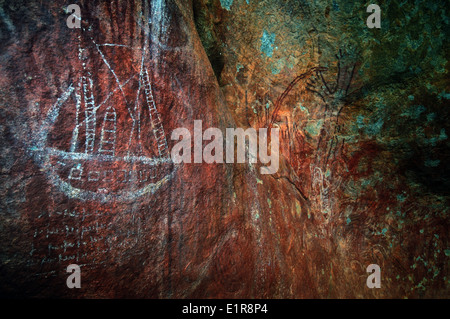 Aborigine-Felskunst einschließlich eine Darstellung eines Schiffes, Walga Rock, Murchison Region, Western Australia Stockfoto