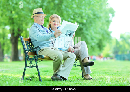 Gerne älteres paar liest eine Zeitung im freien Stockfoto