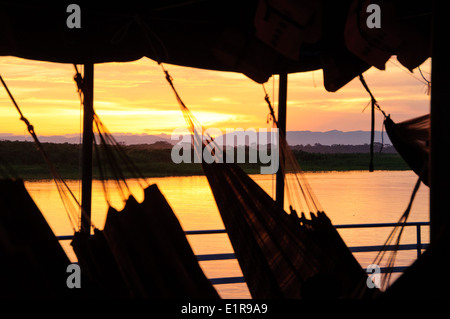 Peruanischen Amazonas-Dschungel von Hängematten auf einem Flussschiff bewacht Nacht fallen Stockfoto