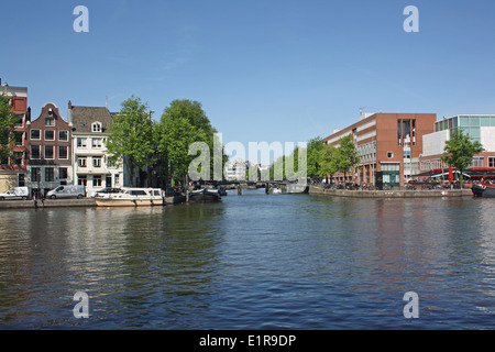 Amsterdam Niederlande Aussicht oben Zwanenburgwal, canal. Stockfoto