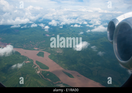 Ansicht des peruanischen Amazonas Dschungel Fluss bei Hochwasser vom Fenster des kommerziellen Flugzeug Stockfoto