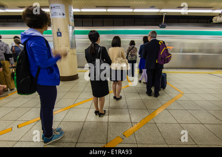 Menschen auf der Linie der u-Bahn Zug warten, Kyoto, Japan Stockfoto