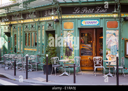 Das Restaurant Le Petit Zinc entlang der Rue des Saints-Pères, Saint-Germain-des-Prés, Paris Frankreich Stockfoto