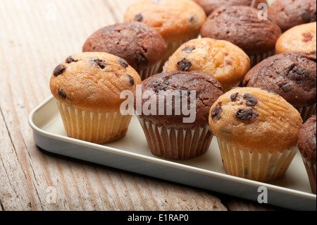 Tablett mit kleinen Muffins Vielfalt auf Holztisch Stockfoto