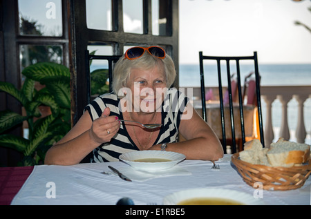 Frau ist im Resort Café Suppe essen. Stockfoto