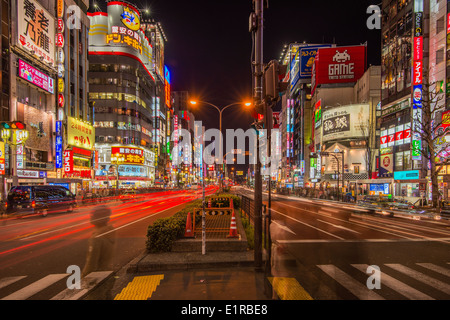 Nachtansicht des Yasukuni-Dori Straße, Bezirk Shinjuku, Tokyo, Japan Stockfoto