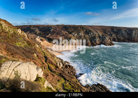 Der Sandstrand und hohe Klippen von Porthcurno in der Nähe von Penzance in Cornwall Stockfoto