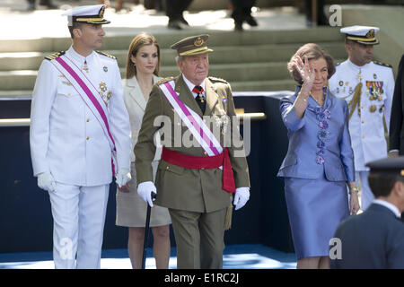 Madrid, Spanien. 8. Juni 2014. Spaniens Prinzessin Letizia, Spaniens Kronprinz Felipe, Spaniens König Juan Carlos und Königin Sofia besuchen Sie eine Hommage an die gefallenen Soldaten während der Tag der Streitkräfte in Madrid am 8. Juni 2014. © ZUMA Press, Inc./Alamy Live News Stockfoto