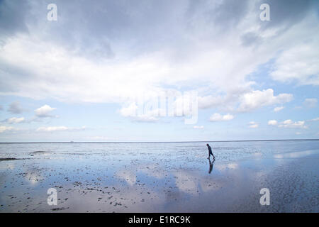 Engelsmanplaat im Wattenmeer mit einem Wanderer im Wattenmeer zwischen den Inseln Amerland und Schiermonnikoog Stockfoto