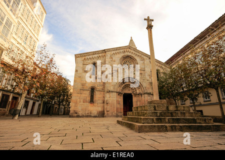 Quadratisch mit der Stiftskirche Kirche Santa Maria del Campo, A Coruna, Galicien, Spanien Stockfoto